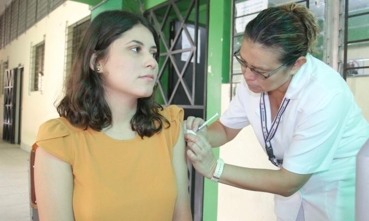 Inicia campaña de vacunación contra la parotiditis en la UES