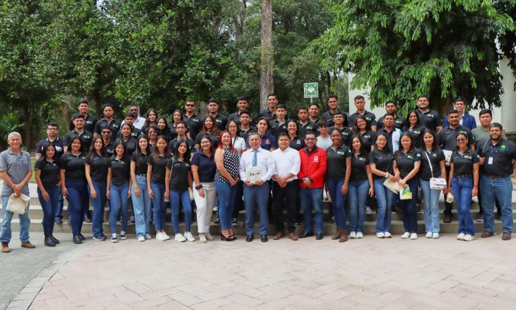 UES recibe estudiantes de la Universidad Nacional de Agricultura 