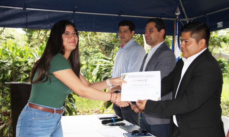 Estudiantes culminan curso práctico de caficultura