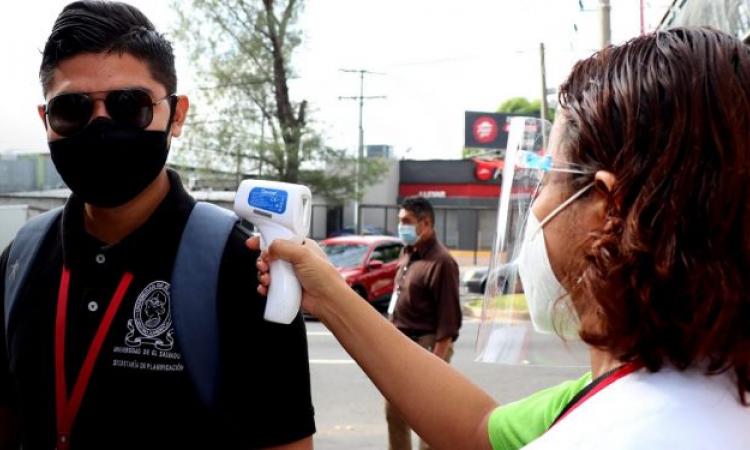 Empleados de la Universidad de El Salvador reanudan sus actividades presenciales de forma escalonada