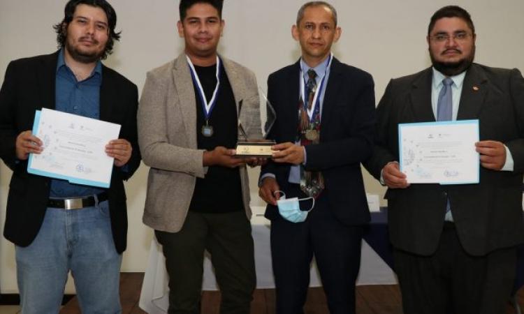 Docentes y Estudiantes de la UES reciben premio CONACYT de investigación