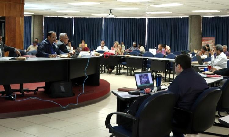 Rector de la UES, Roger Arias, continúa gestión presupuestaria