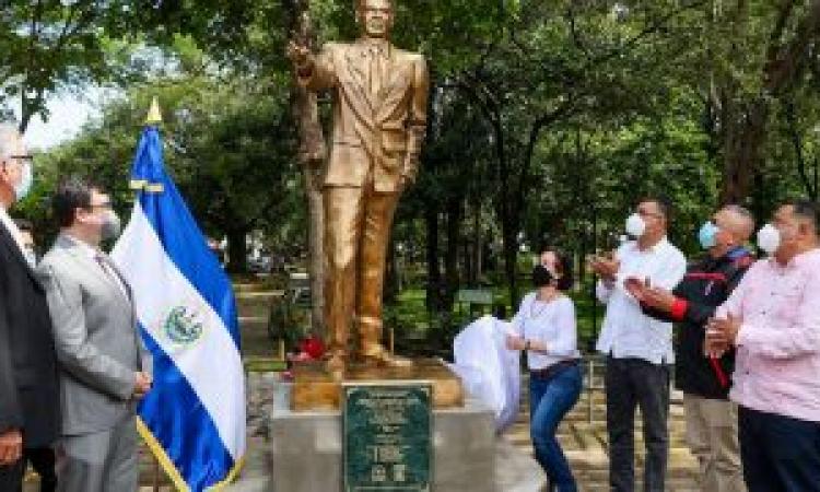 Develen estatua en homenaje a exrector Fabio Castillo Figueroa
