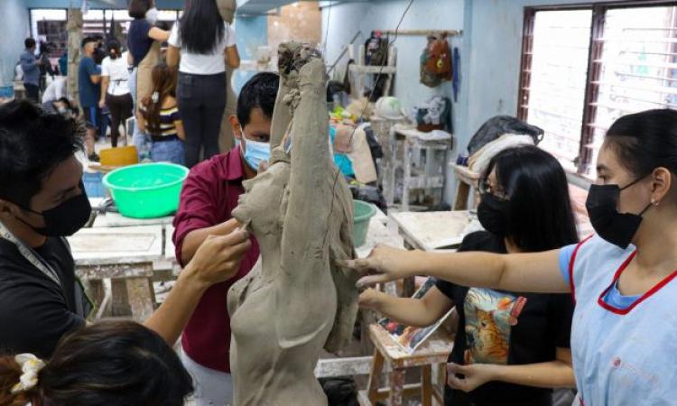 Estudiantes de Artes de la UES podrán exponer permanentemente sus esculturas en el Campus Central
