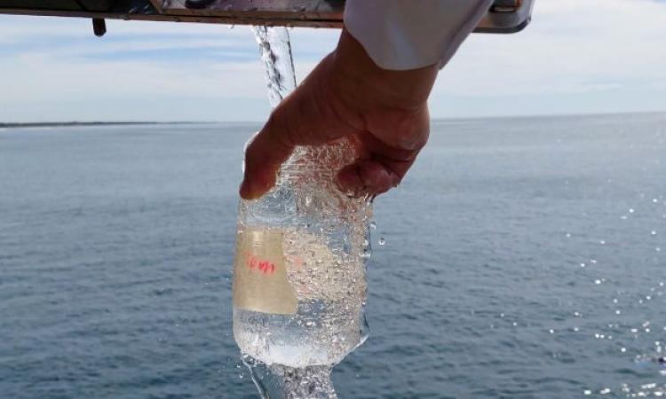 LABTOX-UES muestrea aguas del Puerto de la Libertad