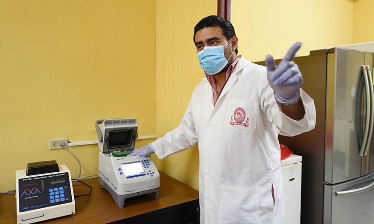 “Después de los contagios por ómicron, podríamos ver el fin de la emergencia por covid-19”: investigador de virología de la UES