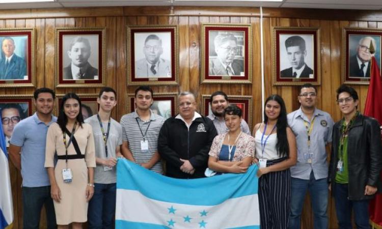Estudiantes hondureños visitan UES para conocer la participación estudiantil en el gobierno universitario