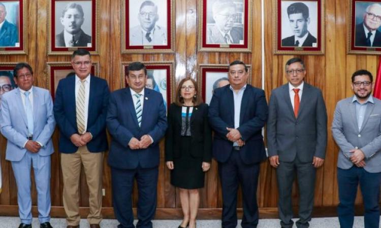 Vicerrectores UES se reúnen con delegación de la universidad de Ecuador