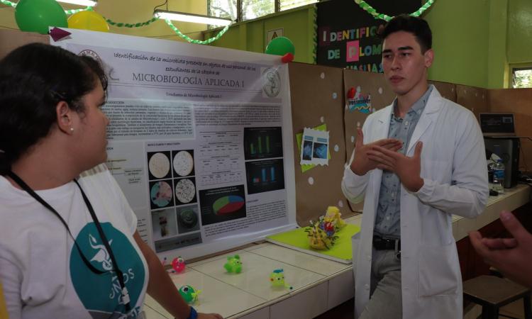 Estudiantes de Química y Farmacia presentan proyectos científicos
