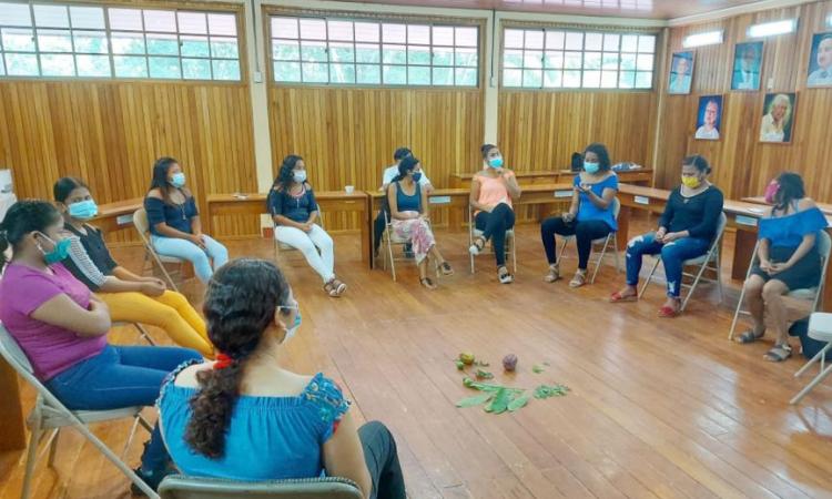 Realizan conversatorio con estudiantes indígenas mayangnas y miskitas del recinto Las Minas