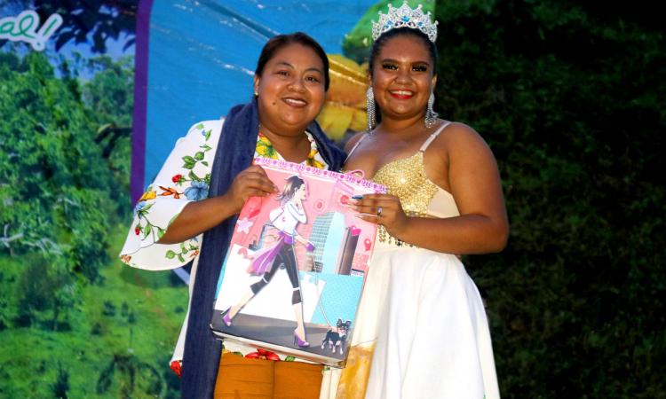 Autoridades del Triángulo Minero entregan reconocimiento a reina de URACCAN en Las Minas