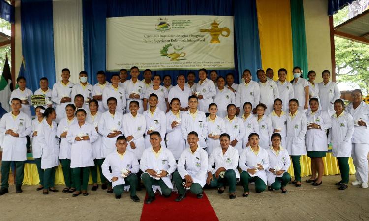URACCAN entregó cofias e insignias a más de cincuenta estudiantes de Enfermería Intercultural en Las Minas