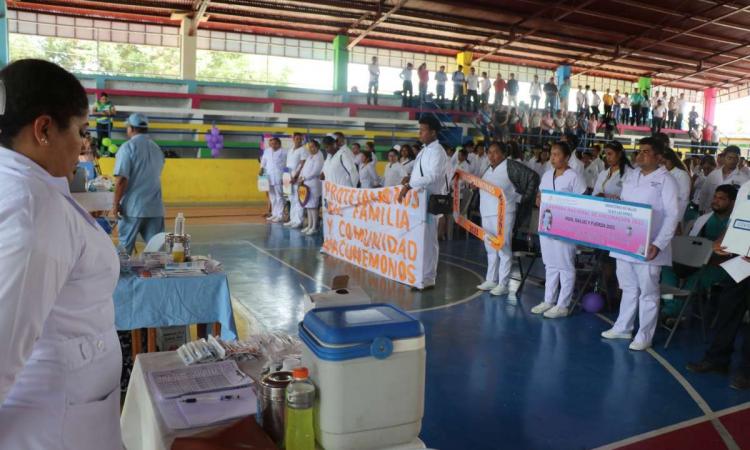 Estudiantes de Enfermería Intercultural de URACCAN apoyan Jornada Nacional de Vacunación
