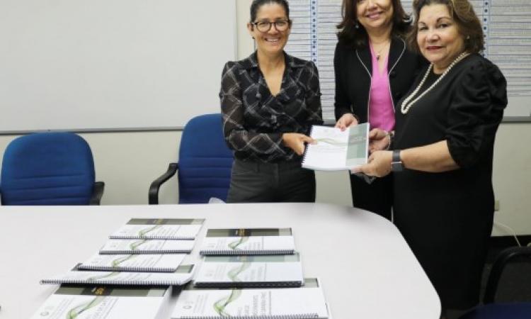 Autoridades de la Facultad de Farmacia entregan informe evaluativo del proceso de acreditación