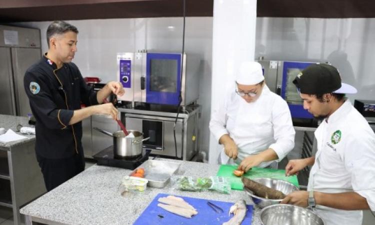  Estudiantes de la FCA se preparan para competencia de cocina