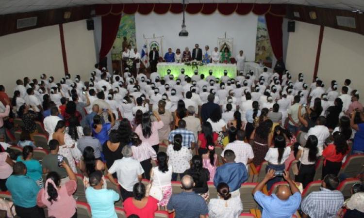 Facultad de Enfermería realizó ceremonia de colocación de cofias y pines en el CRU de Veraguas