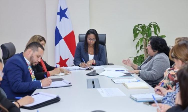 Facultad de Psicología de la Universidad de Panamá y el Ministerio de la Mujer firman acuerdo para impulsar Prácticas Profesionales