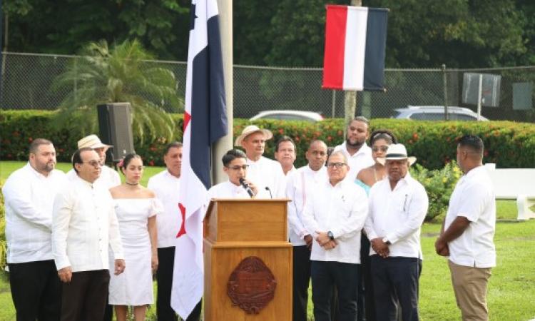 La Universidad de Panamá inicia las efemérides patrias con izada de bandera y reflexión sobre la autonomía universitaria