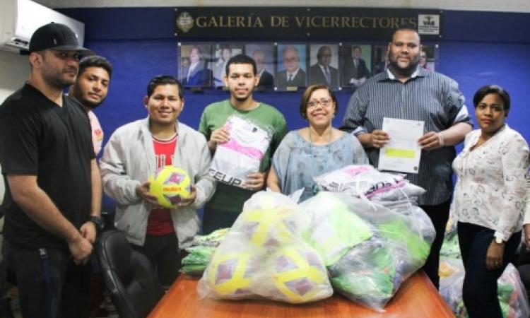 Donación de uniformes a la FEUP