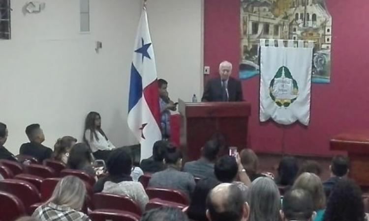 El doctor  Bernardo Kliksberg dicta conferencia magistral en la universidad de Panamá
