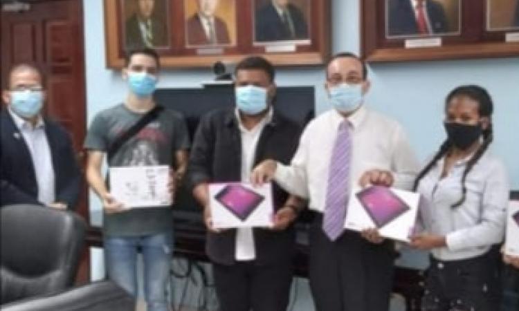 Universidad de Panamá suministra Tablets a estudiantes de escasos recursos
