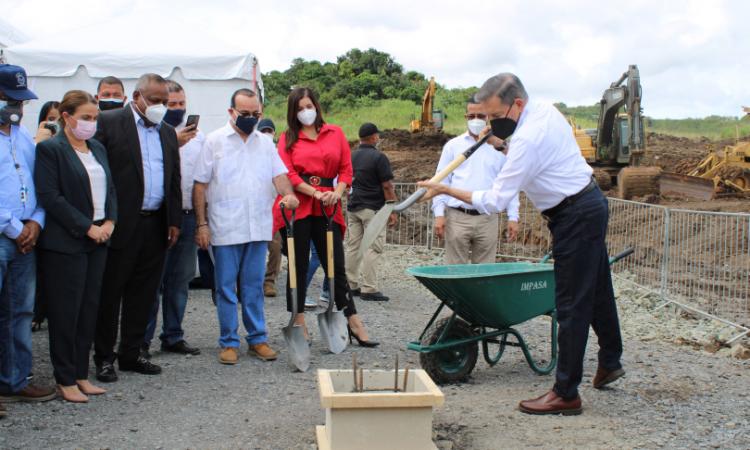 Colocan primera piedra para construcción del nuevo Centro Regional Universitario de San Miguelito