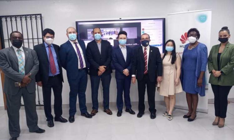 Huawei Panamá dona pantalla inteligente a la Facultad de Enfermería