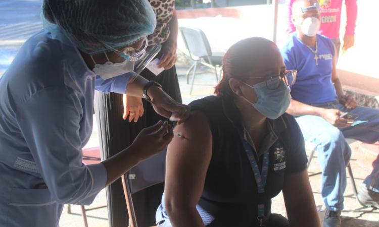 Universidad de Panamá realiza jornada de vacunación contra covid-19 para su personal y estudiantes