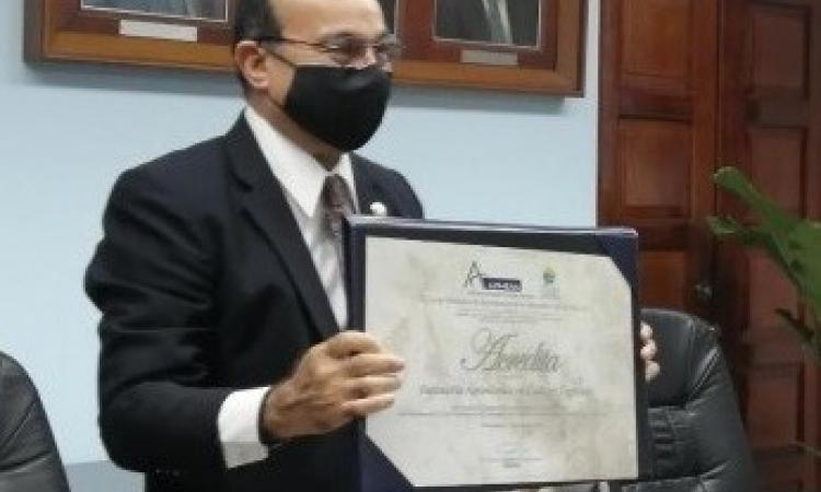 Facultad de ciencias agropecuarias recibe certificado de acreditación de sus carreras