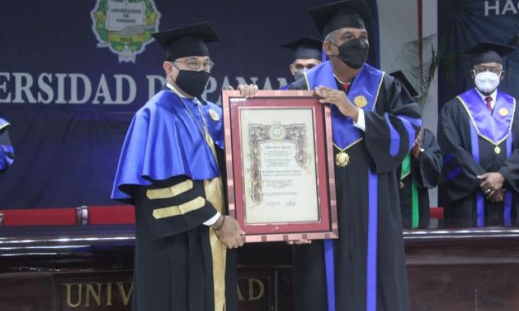 UP entrega Doctorado Honoris Causa al profesor Román Gordón Mendoza