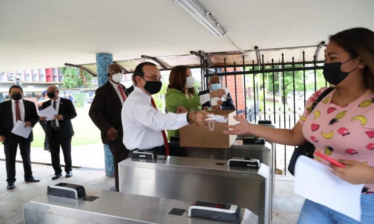 En la Universidad de Panamá: autoridades reciben a los estudiantes en el primer día de clases