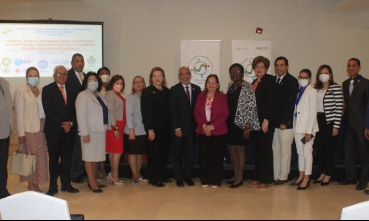 Universidad De Panamá Participa En La Firma Del Acta Compromiso Para Los Procesos De Acreditación Y Reacreditación De Las Carreras Del Área De Ciencias De La Salud
