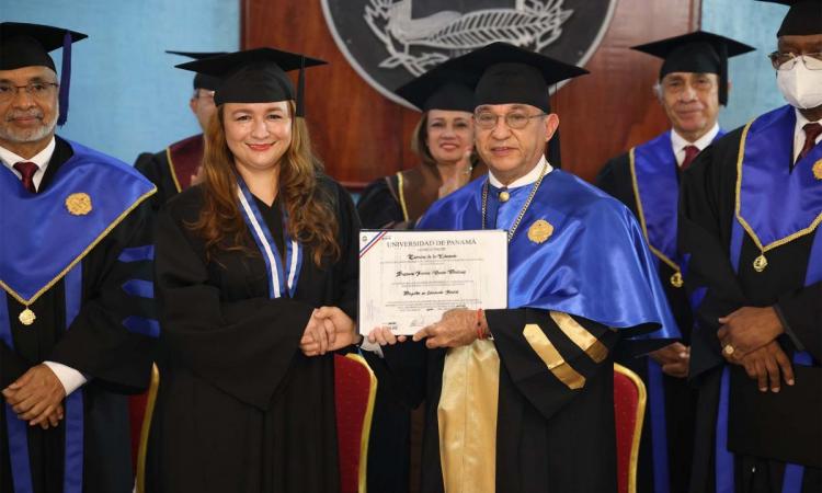 Universidad de Panamá entregó el diploma 300 mil a la egresada Suzanne I. Govea Martínez