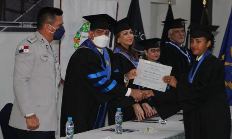 Se gradúan 45 nuevos profesionales de la Policía Nacional en la Universidad de Panamá