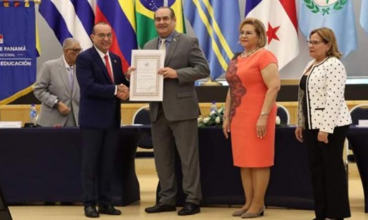 CONEAUPA entrega certificación de reacreditación a la Universidad de Panamá por 6 años