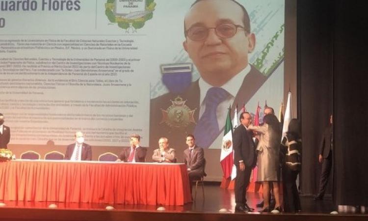 El CAB entrega al rector Eduardo Flores Castro reconocimiento en la categoría Gratitud Institucional