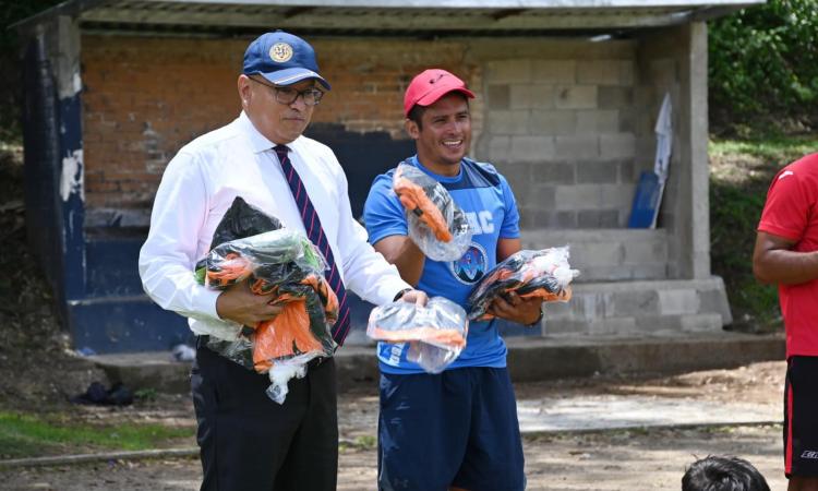 Renovación en el campo; Equipo de la USAC estrena nuevos uniformes con estilo y orgullo