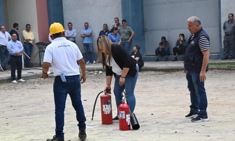 USAC promueve uso correcto de extintores