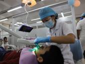 La Facultad de Odontología está llevando a cabo procedimientos odontológicos e higiene dental para los niños de la Asociación Sonrisas con Amor