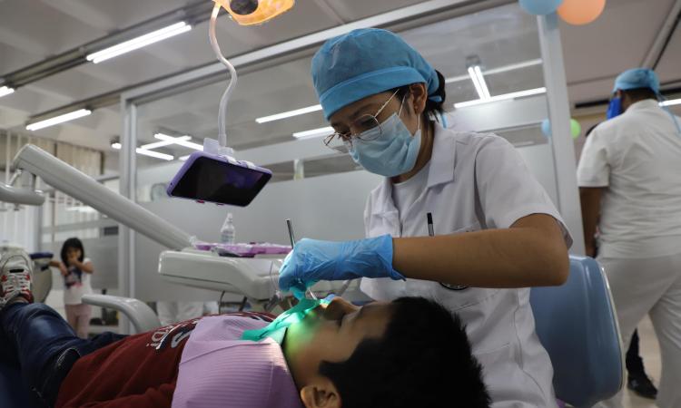 La Facultad de Odontología está llevando a cabo procedimientos odontológicos e higiene dental para los niños de la Asociación Sonrisas con Amor