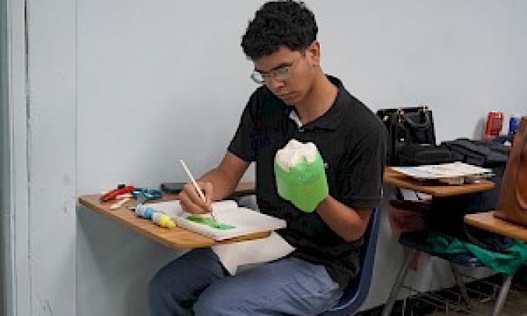 UDELAS Estudiantes celebran el Día de la Conservación de los suelos creando macetas con material reciclado