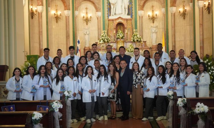 UDELAS Estudiantes de Radiología e Imágenes Médicas celebran ceremonia de imposición de batas