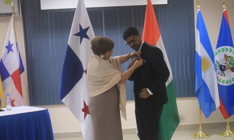 Embajador de la India visita Udelas en el marco de la Semana cultura hindú