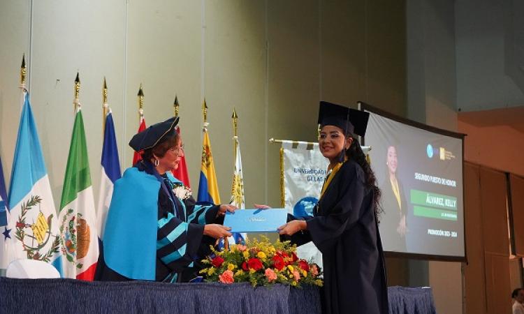 UDELAS Facultad de Ciencias Médicas y Clínicas celebró la graduación de 215 estudiantes