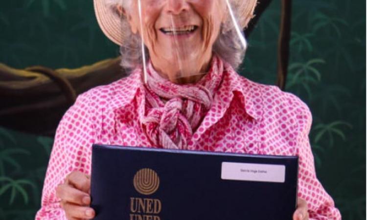 A sus 84 años, Celina García se gradúa como máster de la UNED Estudios de la Violencia Social y Familiar