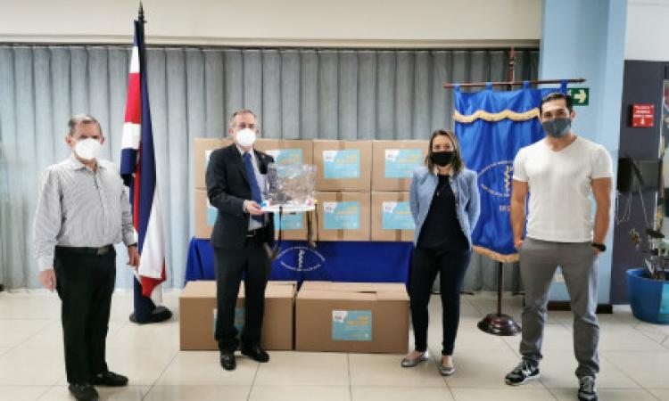  UNED entrega cascos de respiración asistida al Colegio de Médicos y Cirujanos de Costa Rica