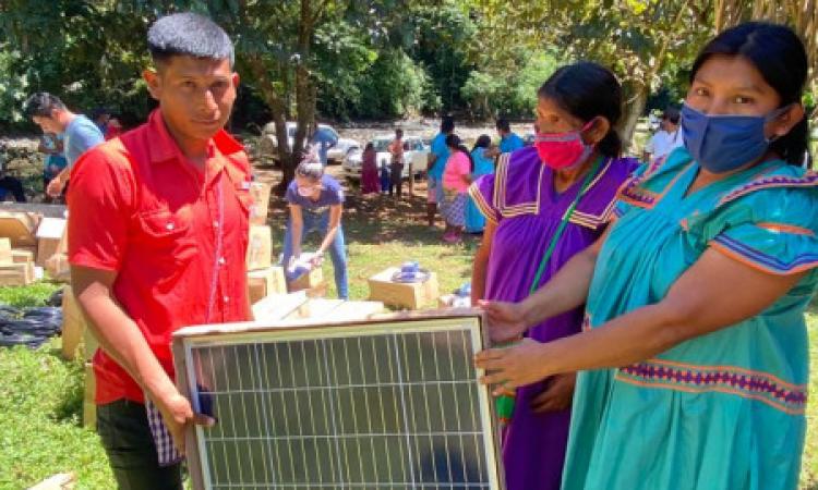 46 familias Ngöbes de Conte Burica ya cuentan con sus propios paneles solares