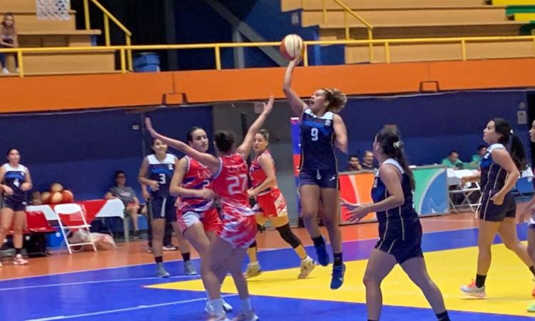 El equipo femenino de baloncesto de la UNED muestra su valentía y perseverancia en su segundo juego en JUNCOS 2023