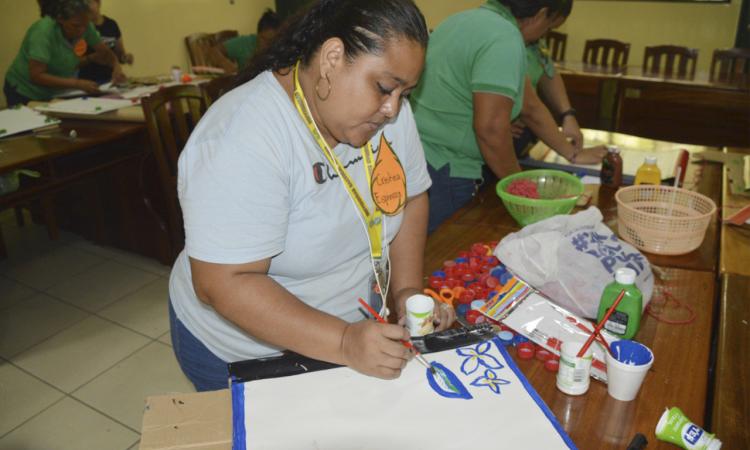 Trabajadores docentes y administrativos de la UNA desarrollan taller de rotulación de árboles