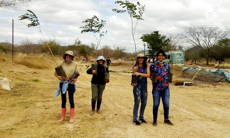 Estudiantes reforestan dos fincas situadas en el corredor seco de Nicaragua